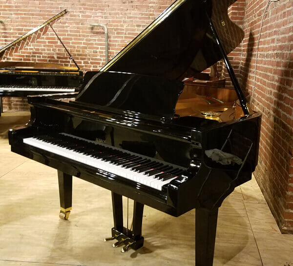 190 Grand Piano in Black Color