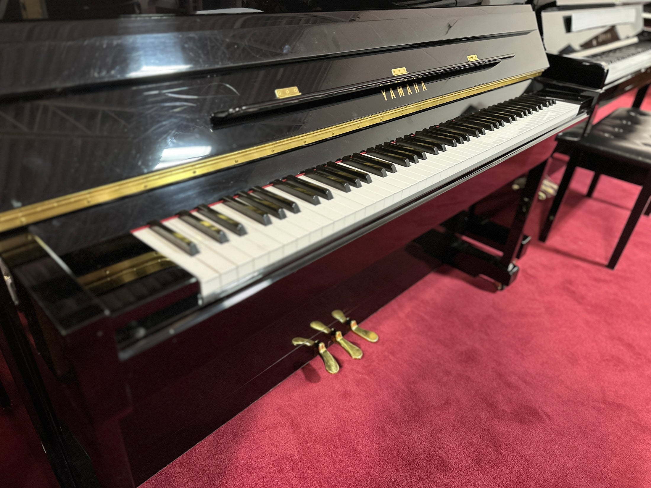 Yamaha T118PE 47" Upright Piano – Polished Ebony Finish